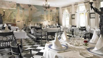 2 restaurants; breakfast, lunch and dinner served