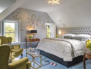 أسرّة بطبقة علوية مريحة وبديكورات فريدة لكل غرفة ومكتب وواي فاي مجانًا