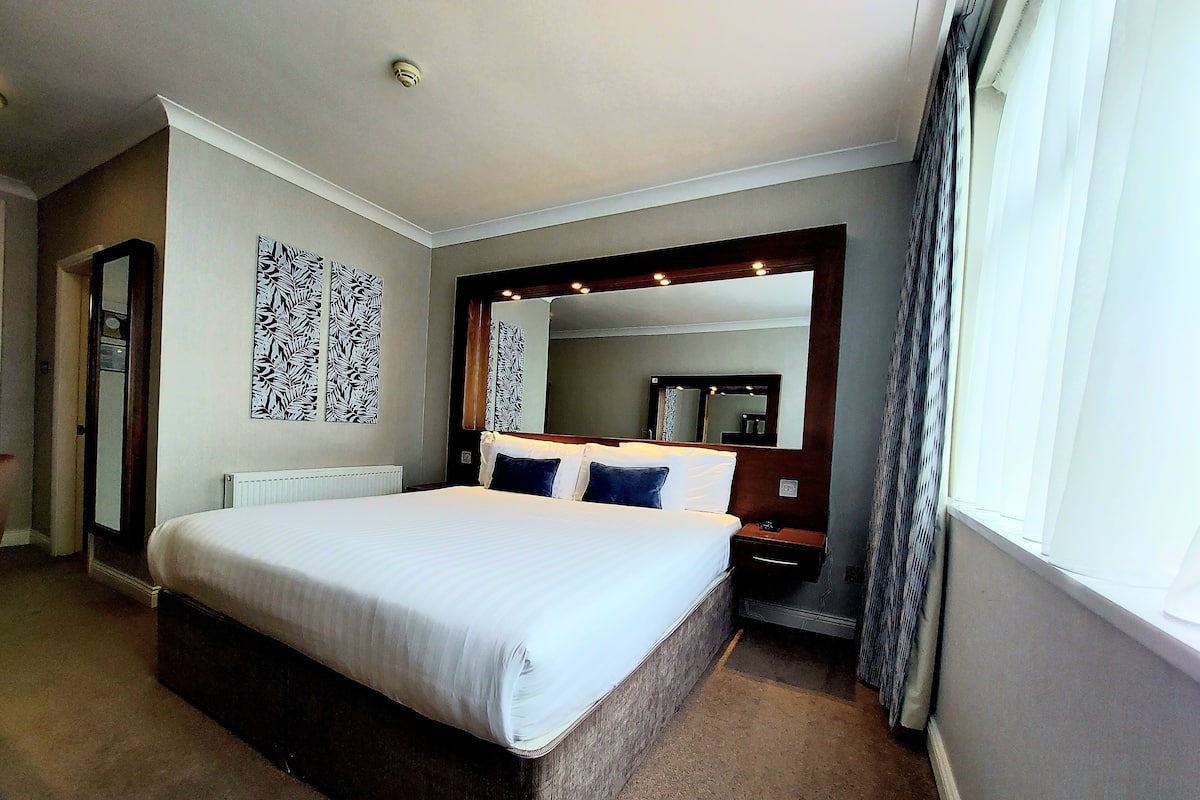 Superior Room, 1 King Bed | In-room safe, desk, iron/ironing board, free WiFi