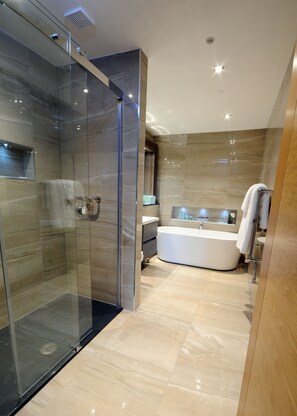 Executive Suite | Bathroom | Combined shower/tub, free toiletries, hair dryer, towels - Flannery's Hotel Galway (Galway)
