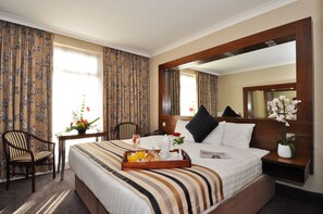 Habitación superior, 1 cama de matrimonio grande | Caja fuerte, escritorio, tabla de planchar con plancha y wifi gratis