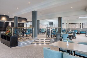 Déjeuner, dîner et souper servis sur place; cuisine locale 