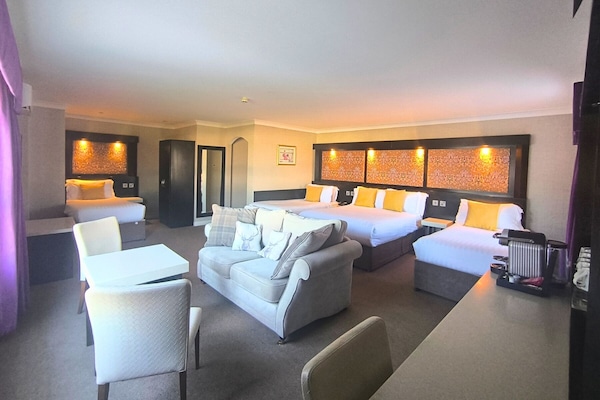 Deluxe Family Suite -Double Bed & 3 Single Beds | Coffres-forts dans les chambres, bureau, fer et planche à repasser