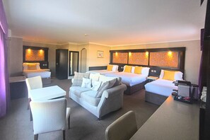 Deluxe Family Suite -Double Bed & 3 Single Beds | Een kluis op de kamer, een bureau, een strijkplank/strijkijzer