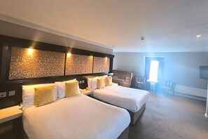 Deluxe Family Suite - 2 Double Beds & 1 Single Bed | In-room safe, desk, iron/ironing board, free WiFi - Flannery's Hotel Galway (Galway)