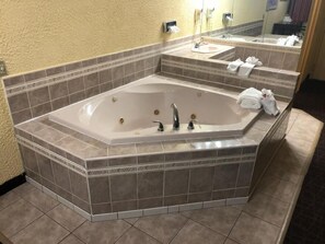 Combined shower/bathtub, hair dryer, towels