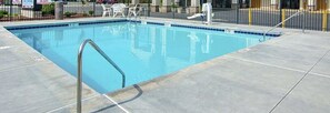Una piscina al aire libre de temporada