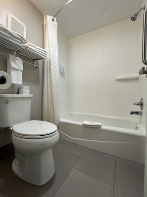 Combined shower/tub, eco-friendly toiletries, hair dryer, towels - Quality Inn Calhoun North I-75 (Calhoun)