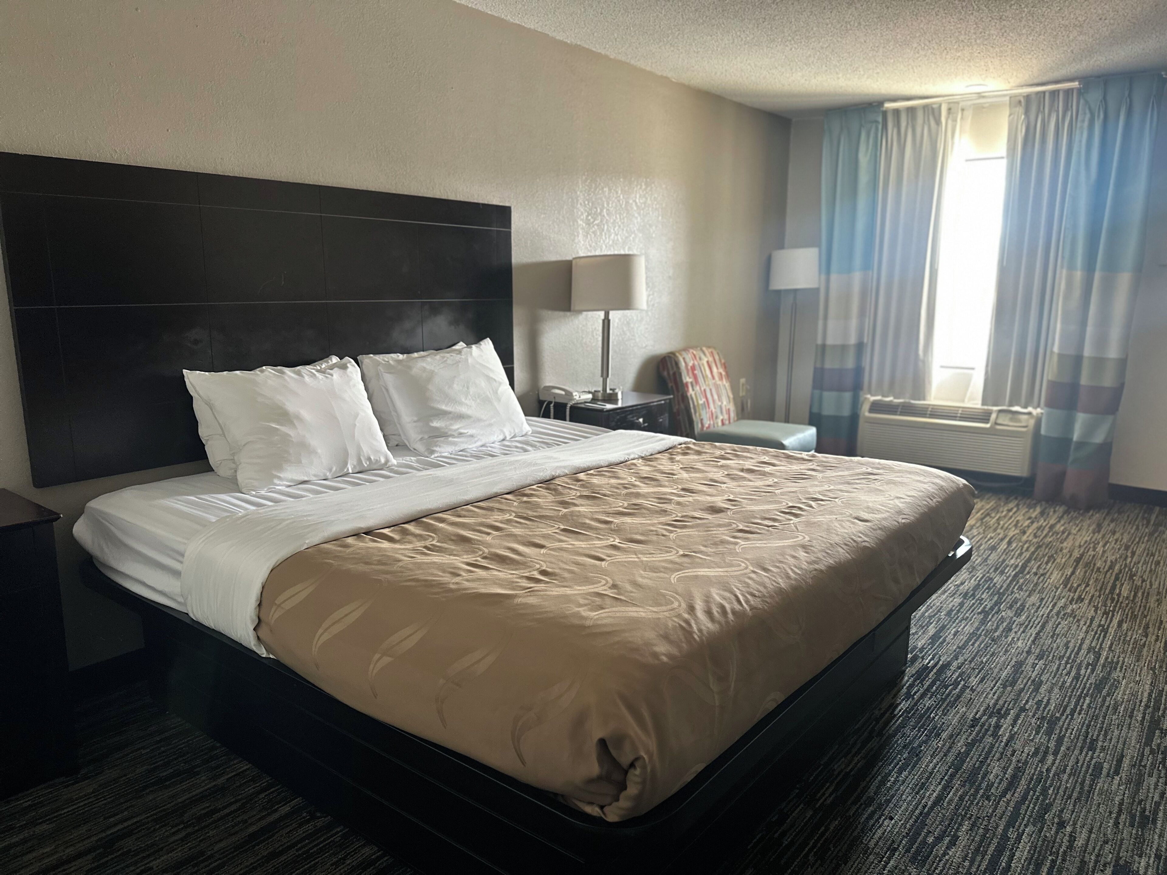 Een bureau, een laptopwerkplek, verduisterende gordijnen