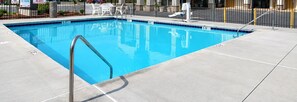 Seasonal outdoor pool - Quality Inn Calhoun North I-75 (Calhoun)