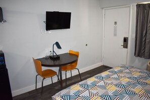 Flat-screen TV - Motel 6 - OSU N (Columbus)