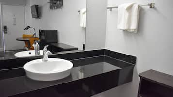 Combined shower/tub, towels