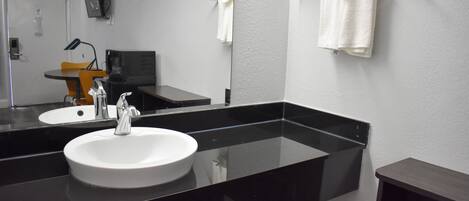 Combined shower/tub, towels