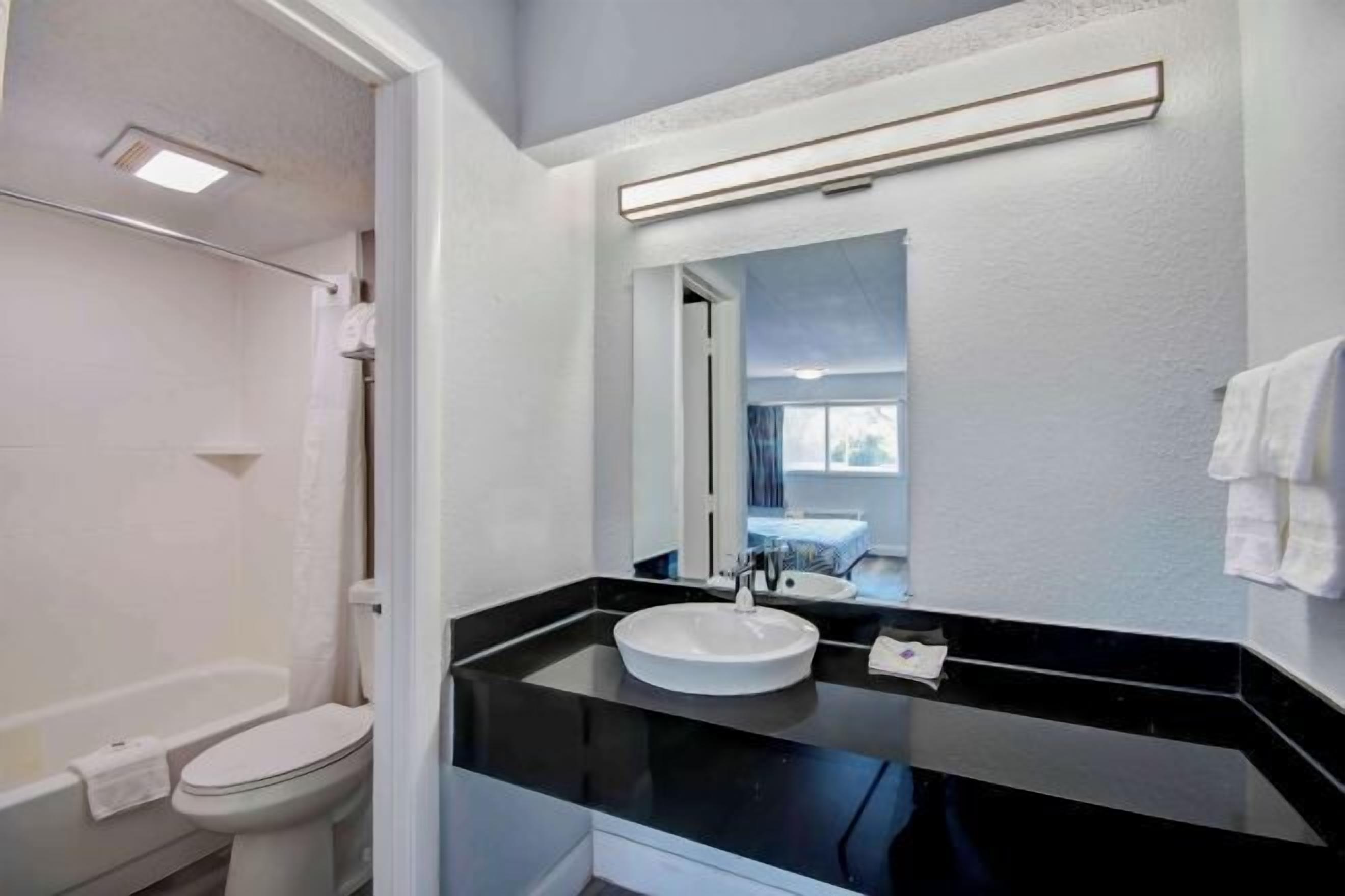 Combined shower/bathtub, towels