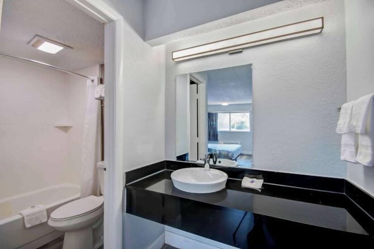 Combined shower/tub, towels