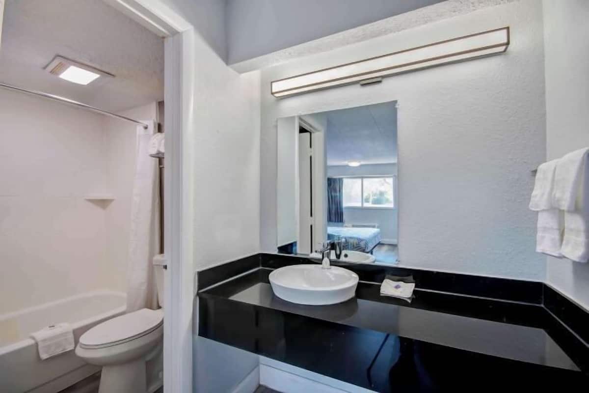 Combined shower/bathtub, towels