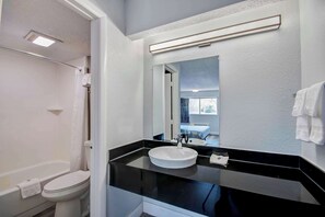 Combinació de dutxa i banyera i tovalloles 