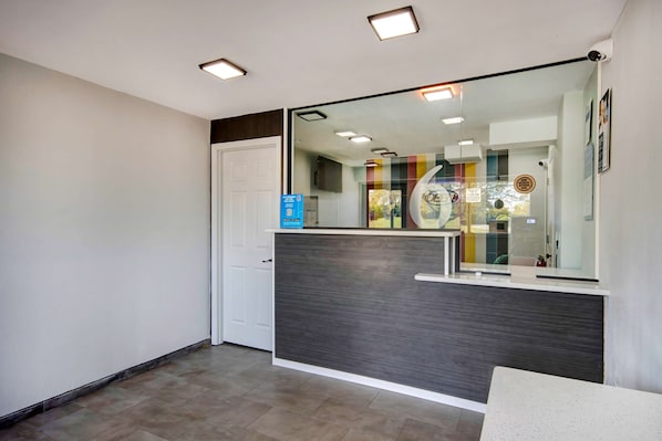 Lobby - Motel 6 Columbus, OH - OSU North (Columbus)