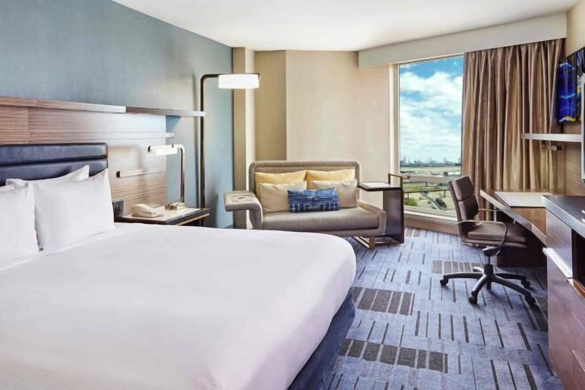Luxe beddengoed, een kluis op de kamer, een bureau