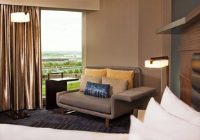 Ropa de cama de alta calidad y caja de seguridad en la habitación 