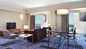 Executive Suite, 1 King Bed | Living area | Flat-screen TV, MP3 dock - Hilton Newark Airport (Elizabeth)
