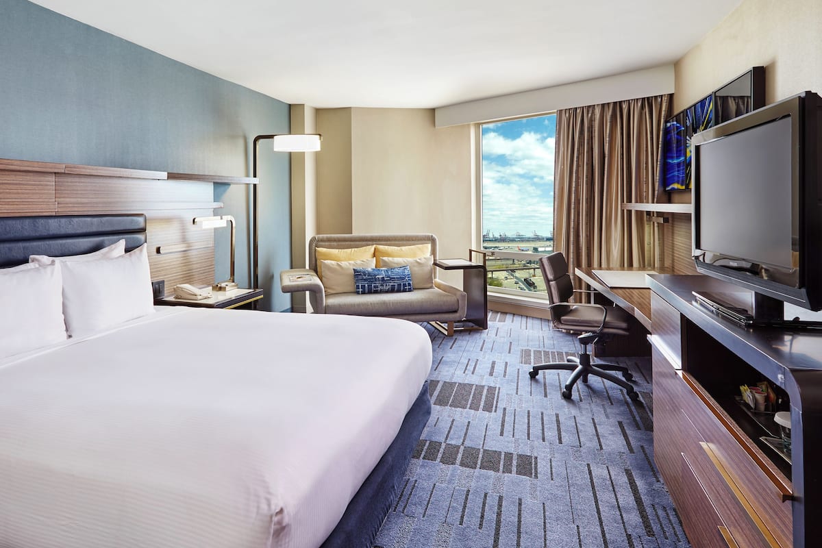 Premium bedding, in-room safe, desk, iron/ironing board