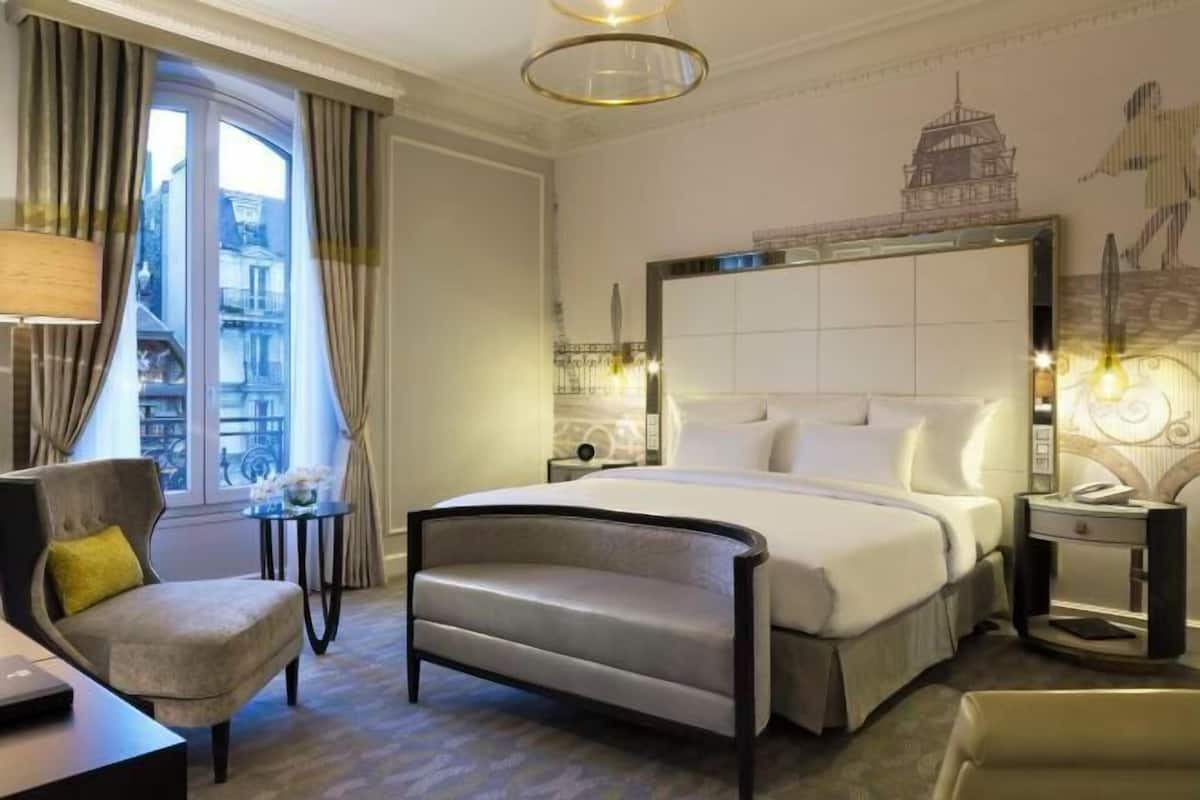 Minibar, in-room safe, soundproofing, free WiFi