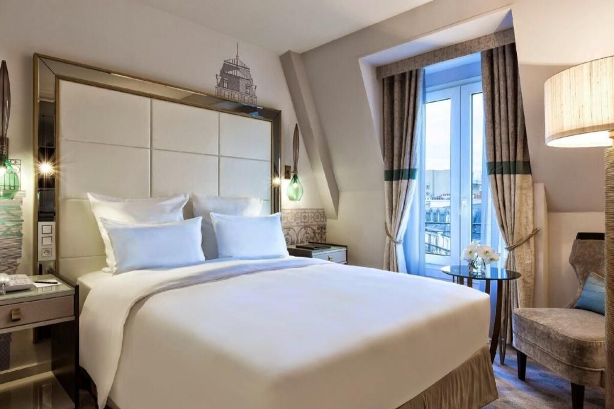 Minibar, in-room safe, soundproofing, WiFi (free)
