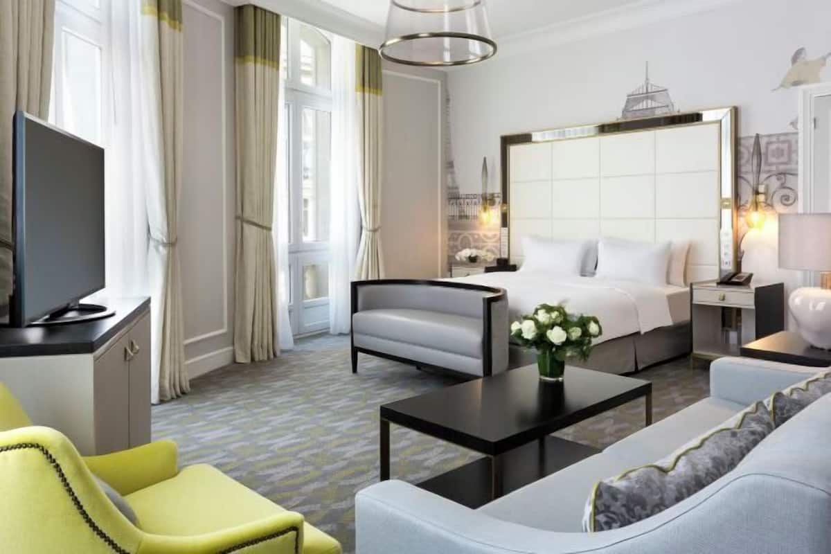 Minibar, in-room safe, soundproofing, free WiFi