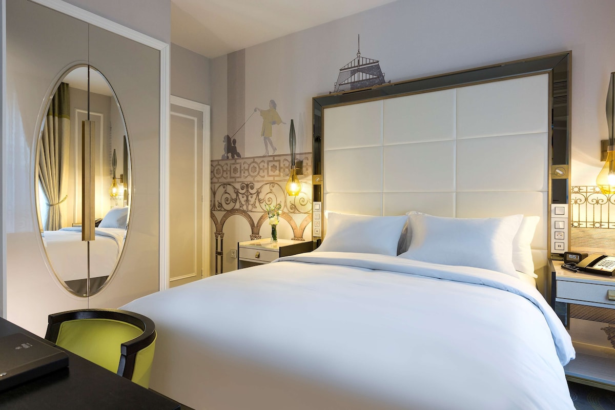 Minibar, in-room safe, soundproofing, WiFi (free)