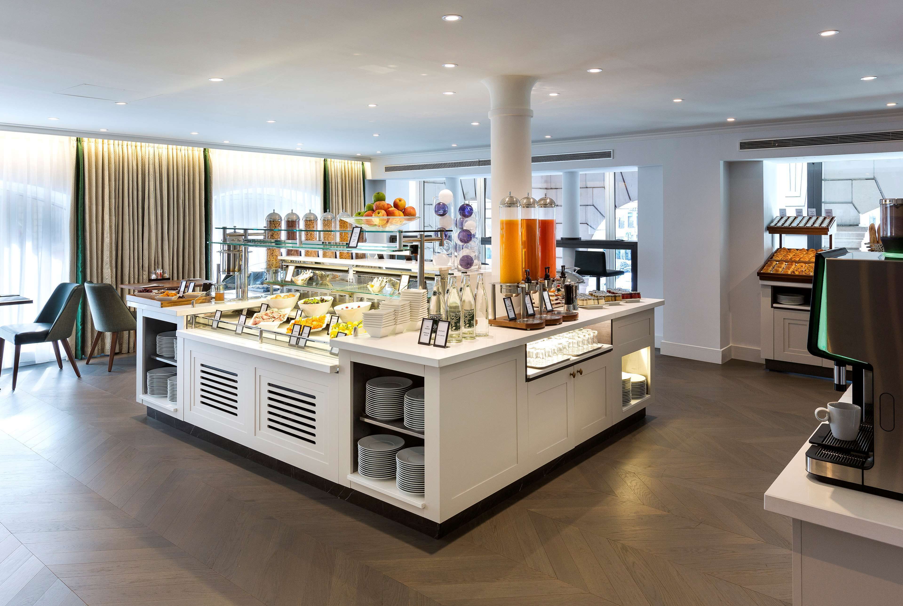 Un bar à petit-déjeuner moderne proposant une variété d'aliments et une machine à café.