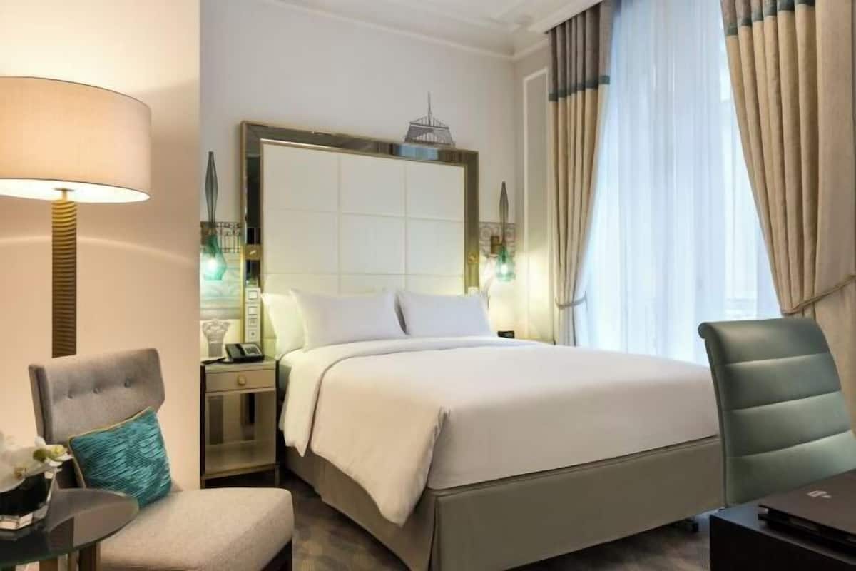 Minibar, in-room safe, soundproofing, free WiFi