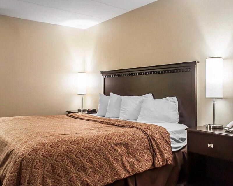 Tabla de planchar con plancha, wifi gratis, ropa de cama y despertador