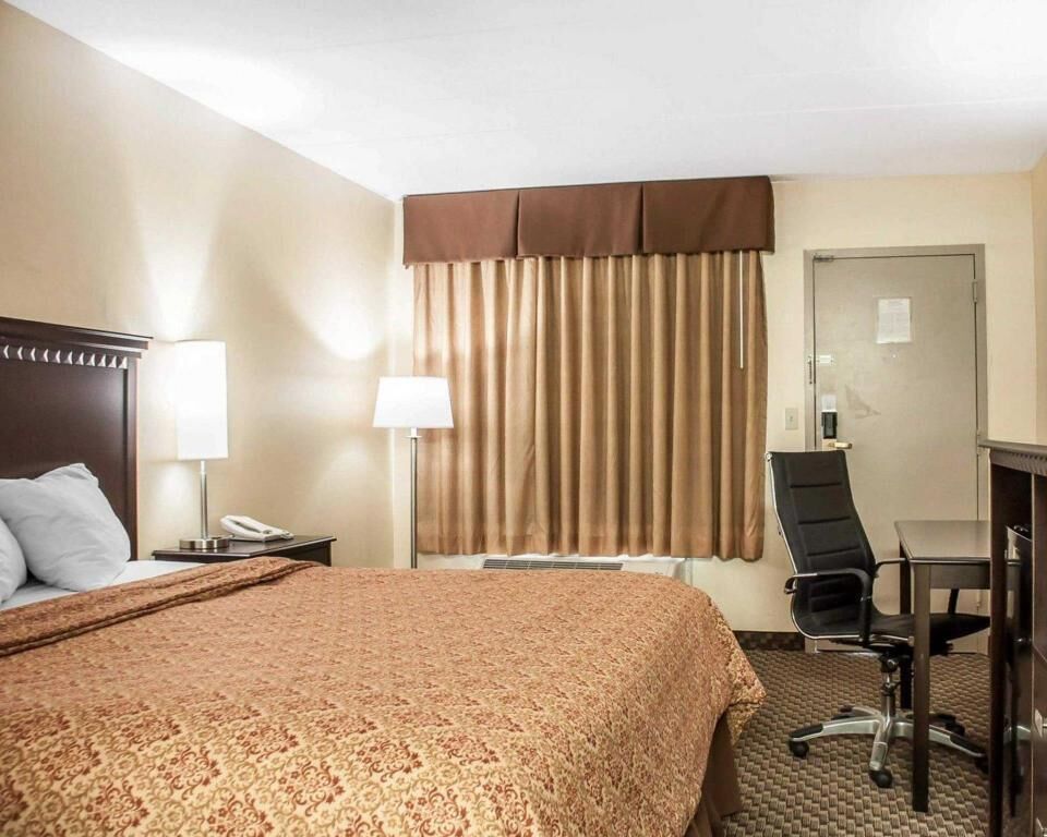 Tabla de planchar con plancha, wifi gratis, ropa de cama y despertador