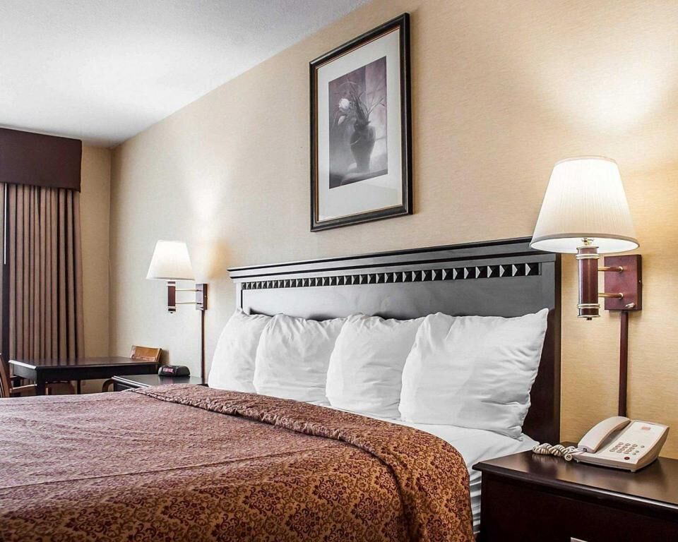 Tabla de planchar con plancha, wifi gratis, ropa de cama y despertador