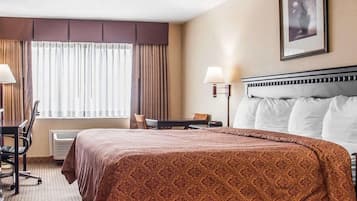 Quarto, 1 cama King, acessível, para não fumantes | Ferros/tábuas de passar roupa, Wi-Fi de cortesia, roupa de cama