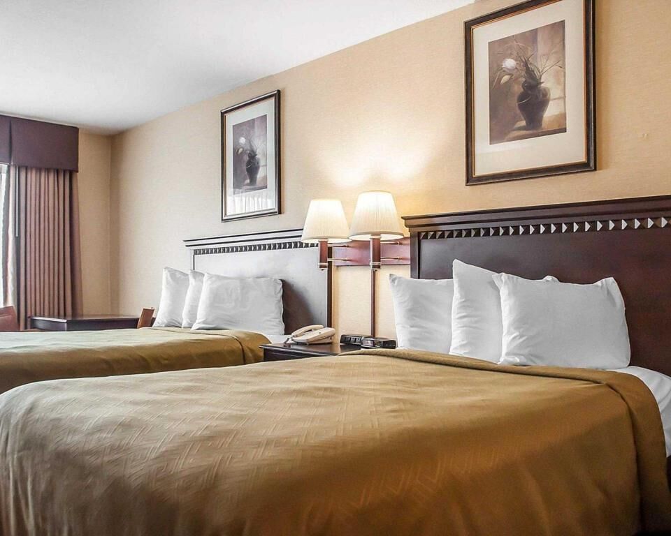 Tabla de planchar con plancha, wifi gratis, ropa de cama y despertador
