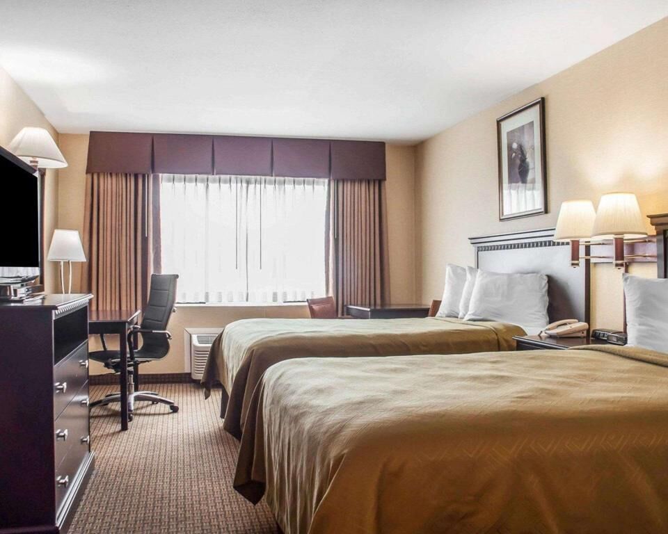 Tabla de planchar con plancha, wifi gratis, ropa de cama y despertador