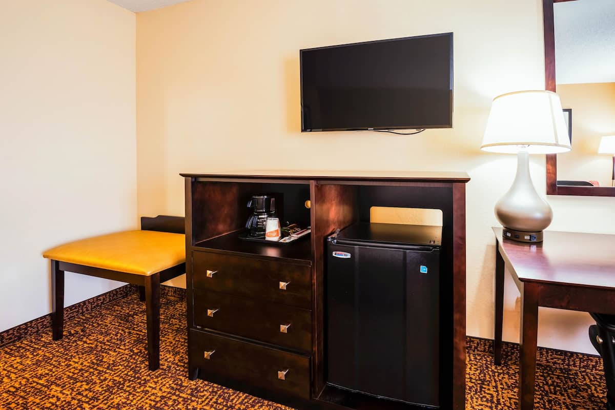 Desk, iron/ironing board, rollaway beds, free WiFi