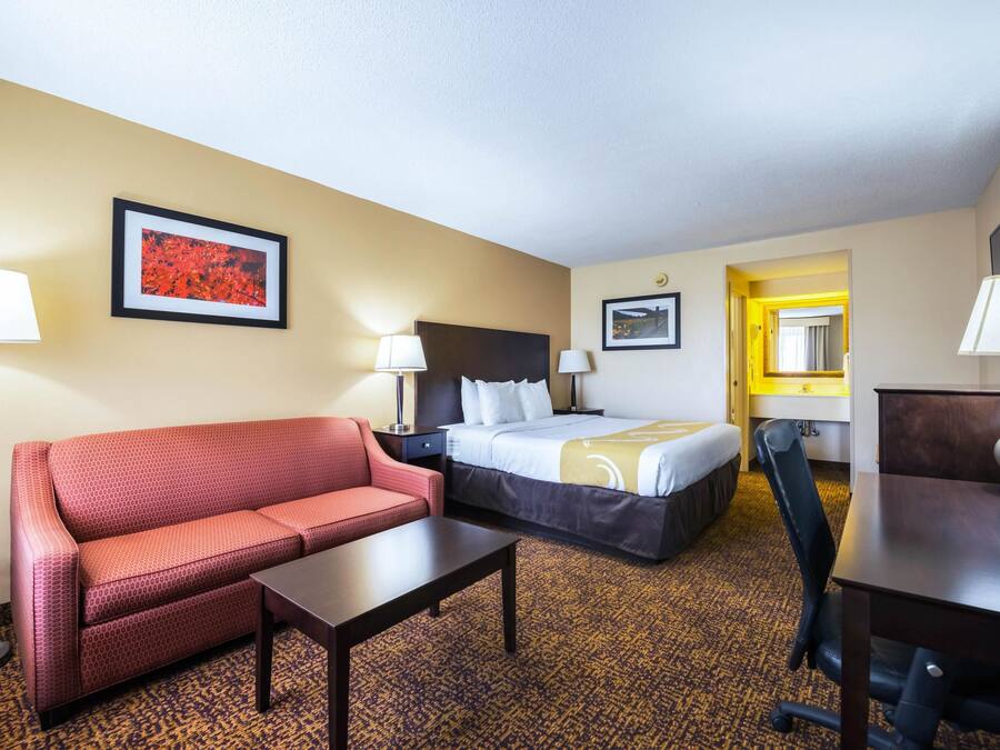 Standard Room, 1 Katil Raja (King) dengan Katil Sofa, Non Smoking | Meja, seterika/papan seterika, katil lipat simpan/tambahan