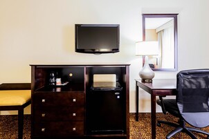 Escritorio, tabla de planchar con plancha y camas plegables/adicionales 