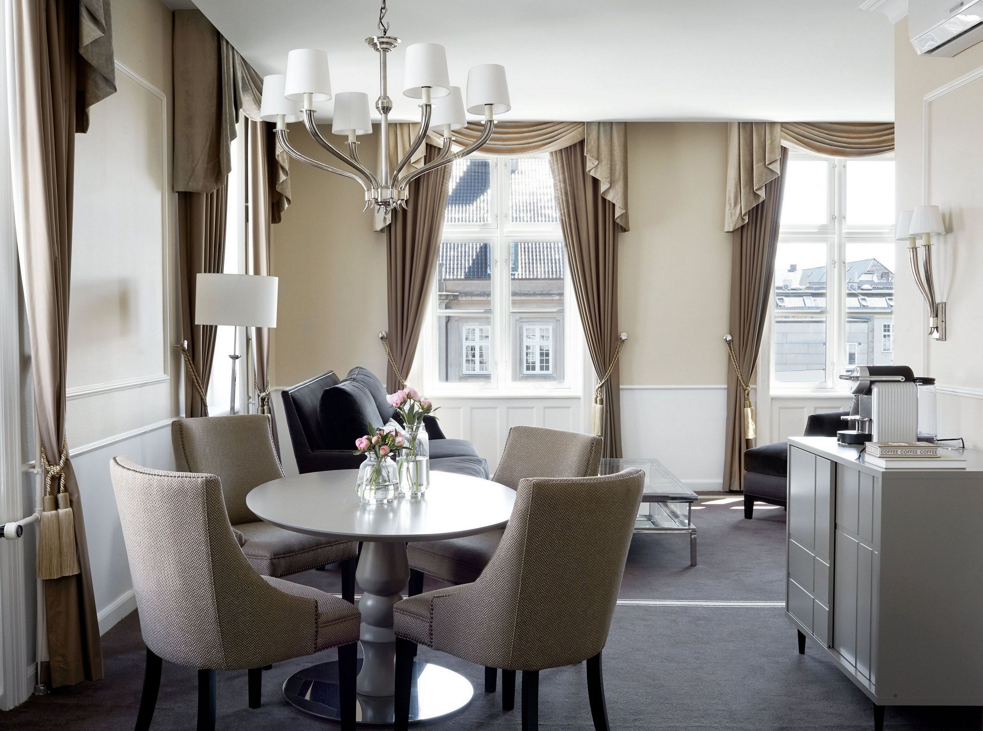 Sviitti | Minibaari, tallelokero huoneessa, työpöytä, ilmainen Wi-Fi