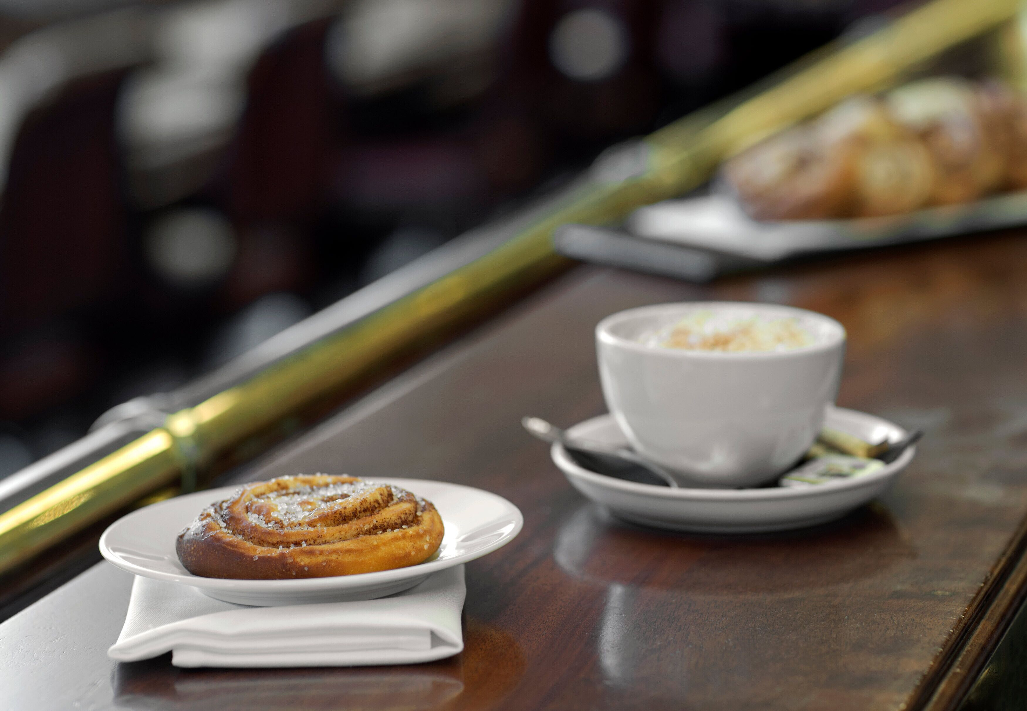 Una mesa con un pastel y una taza de café sobre una superficie de madera.