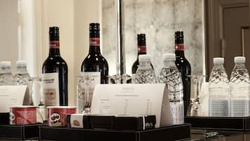 Exhibición de vinos y licores con un menú que enumera varias marcas y precios.