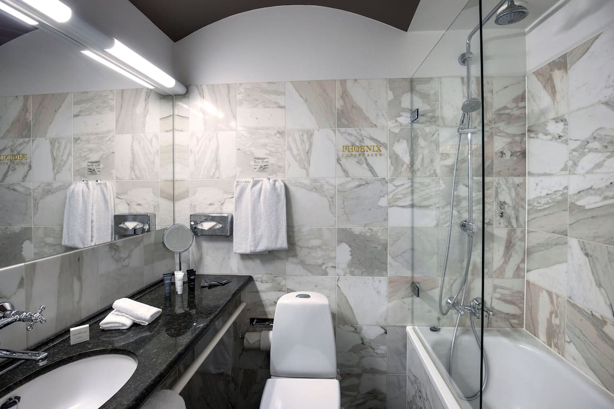 combined shower/bathtub, rainfall showerhead, free toiletries