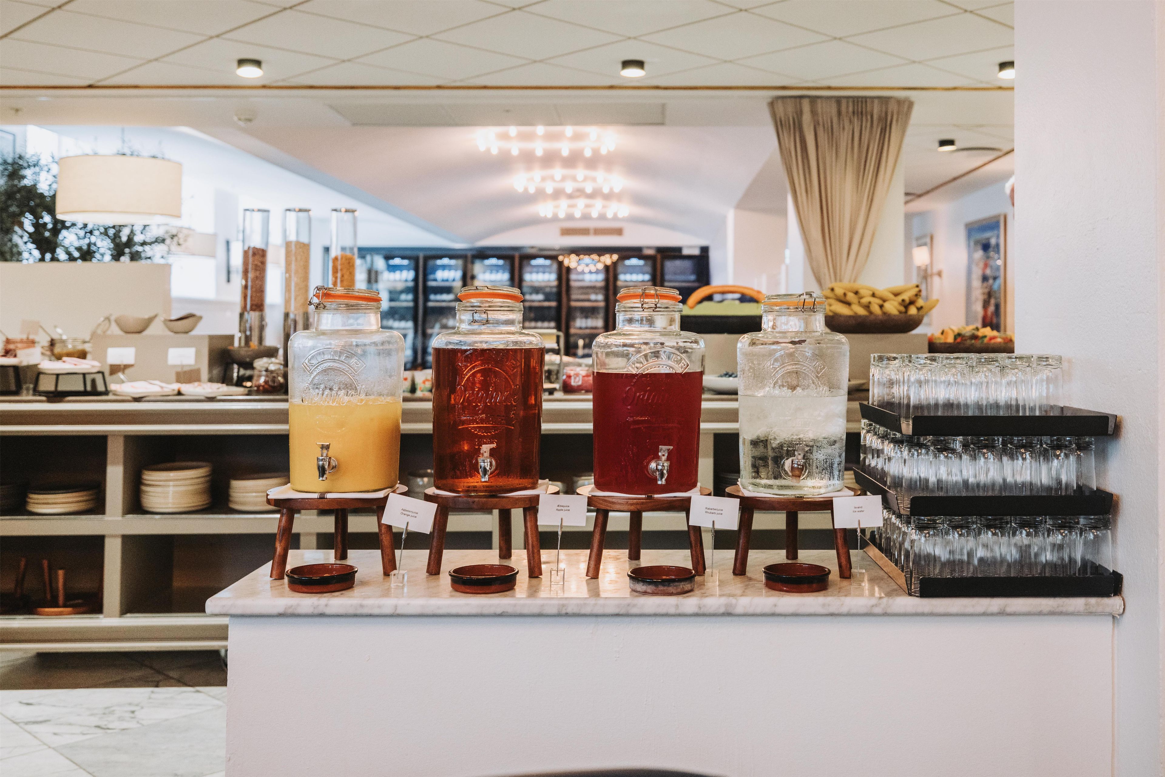 Een drankstation met verschillende drankdispensers en glazen.