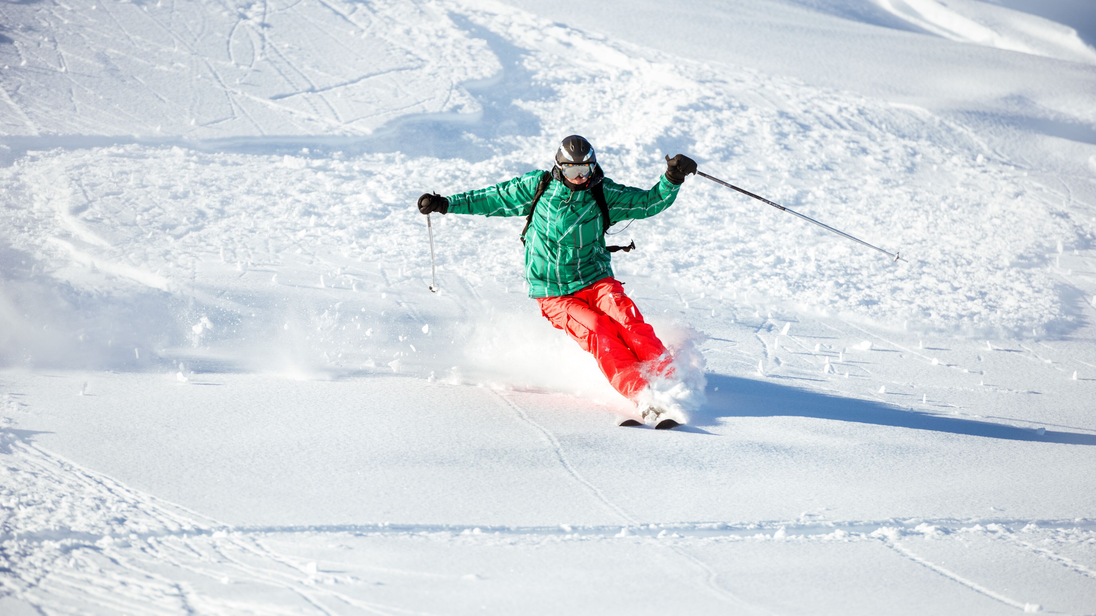 Une personne qui fait du ski sur une pente enneigée.