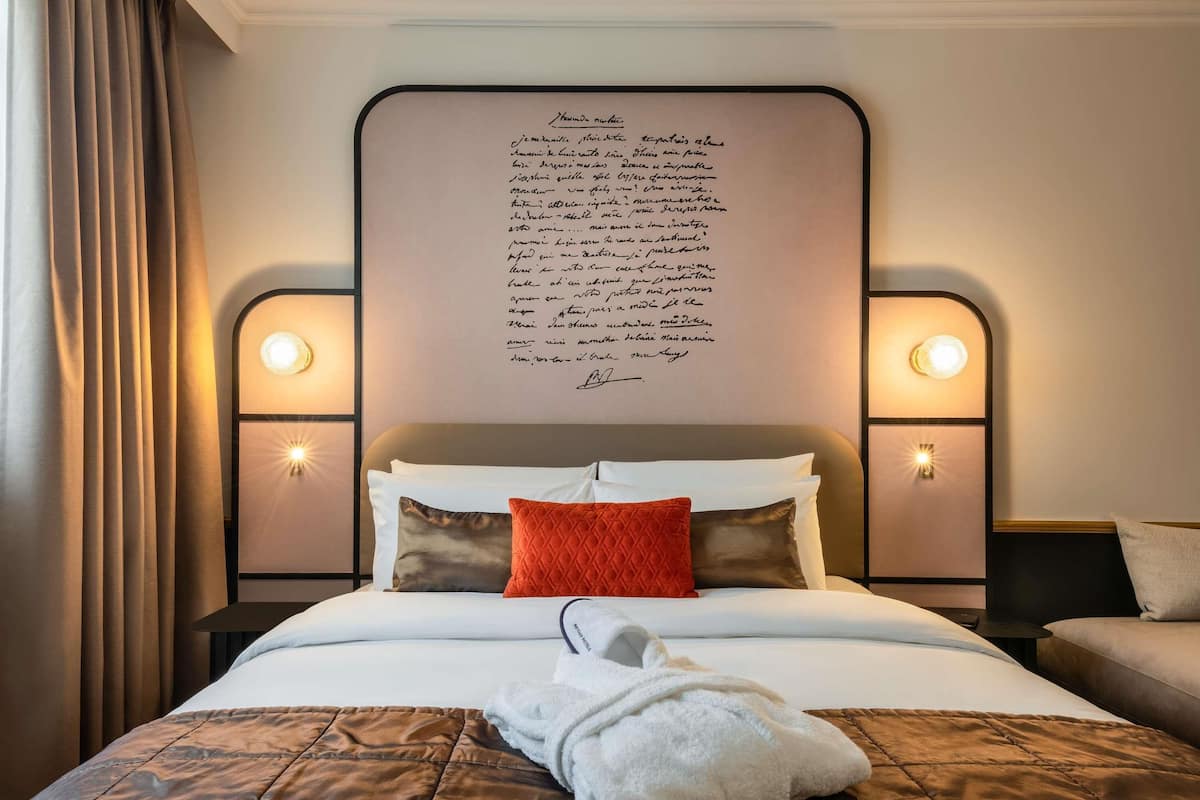 Minibar, caja de seguridad en la habitación y escritorio