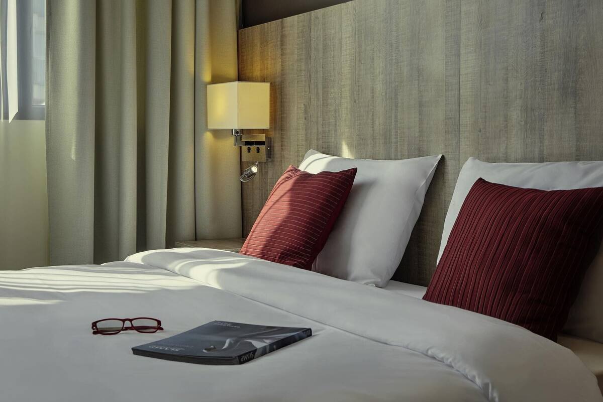 Classic Room, 1 Double Bed, Accessible | Minibar, in-room safe, desk, blackout drapes