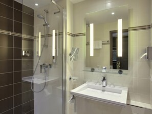 Minibar, in-room safe, desk, blackout drapes - Mercure Versailles Paris Ouest (Le Chesnay-Rocquencourt)